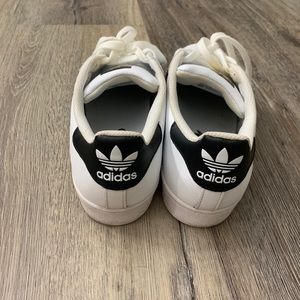 Woman’s superstar Adidas 8.5